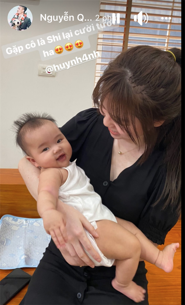 Quang Hải đăng tải hình ảnh bạn gái bế cháu mình, dù không xuất hiện trong một khung hình nhưng có thể thấy anh cảm thấy vô cùng hạnh phúc và ngầm khen ngợi Huỳnh Anh rất khéo léo.