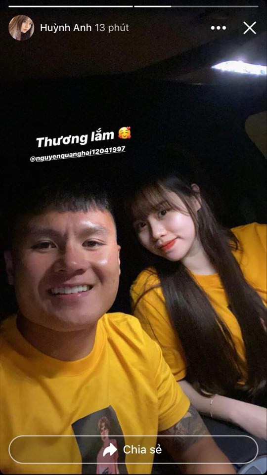 Sau khi công khai chuyện tình cảm Quang Hải và Huỳnh Anh liên tục có những hành động quan tâm đến bạn gái, Mới đây nhất, anh chàng cầu thủ chia sẻ khoảnh khắc đưa cô nàng về thăm nhà khiến dân tình không khỏi đồn đoán