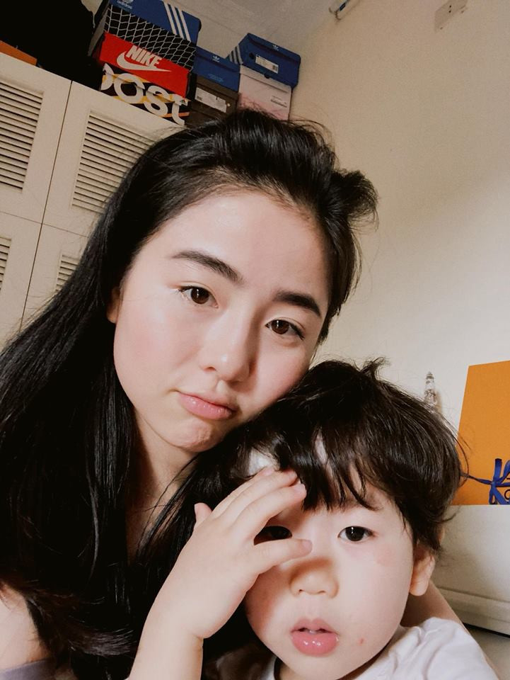 Theo lời dân mạng, “mẹ bé Đậu” là minh chứng cho nhận xét: Không phải chỉ con gái mặt trái xoan hay V-line mới xinh đẹp. 9X từng được ưu ái gọi là "cô gái mặt tròn xinh nhất làng hot girl Việt".