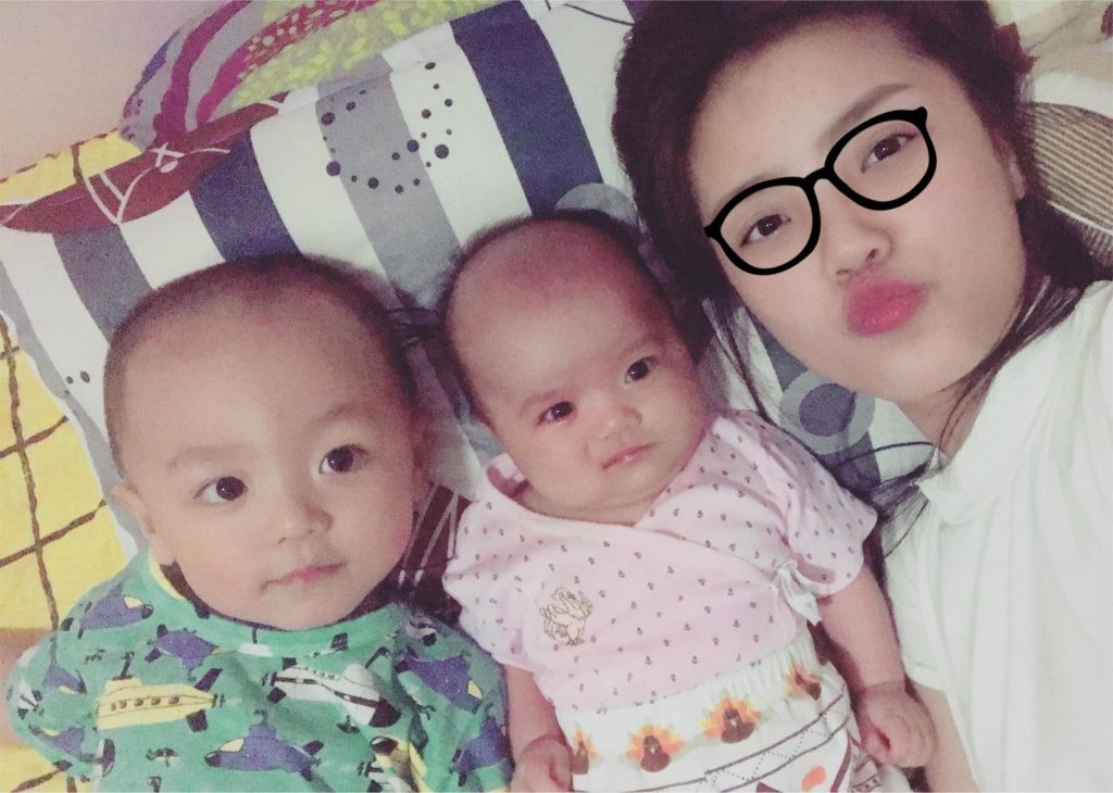 Lâm Á Hân (sinh năm 1994) sở hữu gương mặt “hack tuổi” dù đã là mẹ của 2 em bé. Bên cạnh gương mặt trẻ trung đã trở thành ''thương hiệu'', 9X cũng "ghi điểm" với nhiều người nhờ có vóc dáng thon thả, mảnh mai.