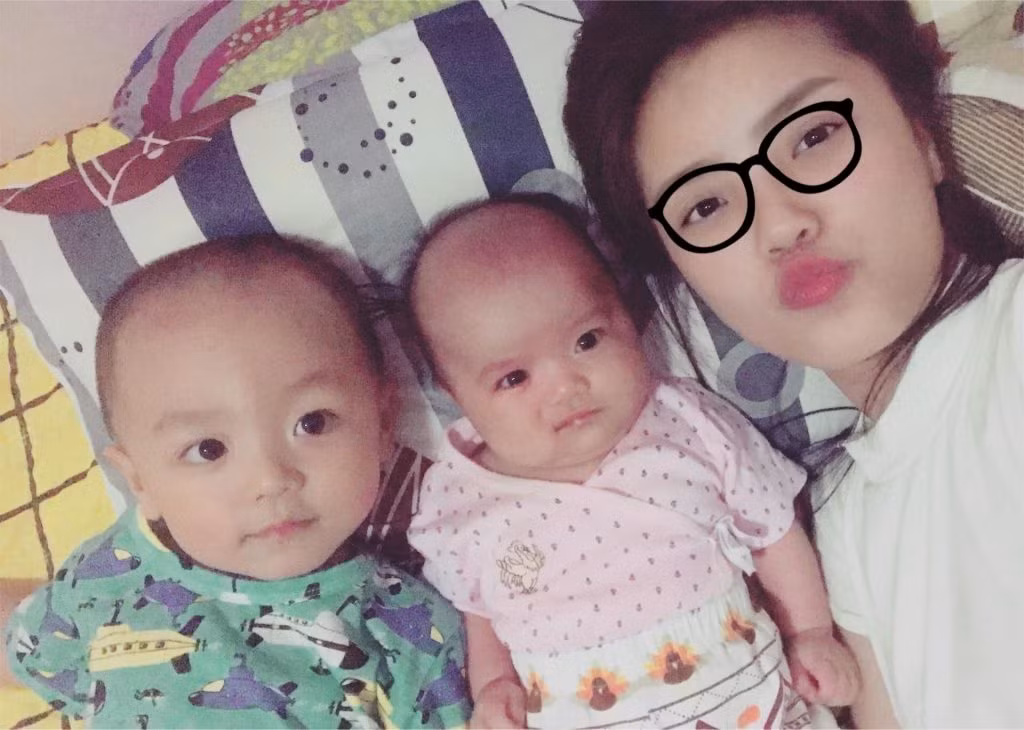 Lâm Á Hân (sinh năm 1994) sở hữu gương mặt “hack tuổi” dù đã là mẹ của 2 em bé. Bên cạnh gương mặt trẻ trung đã trở thành ''thương hiệu'', 9X cũng "ghi điểm" với nhiều người nhờ có vóc dáng thon thả, mảnh mai.