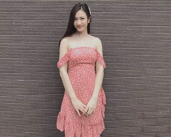 Sau hơn một năm sinh con gái đầu lòng, Trâm Anh (Nguyễn Trâm Anh, sinh năm 1995) từng mệnh danh là "hot girl mặt mộc" được khen ngày càng xinh đẹp, mặn mà.