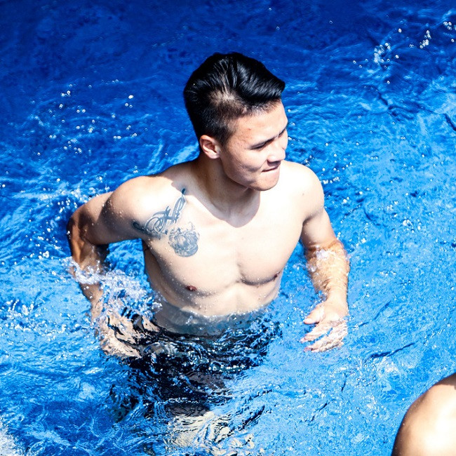 Hình xăm khá to trên vai giúp tôn lên vẻ nam tính cầu thủ Quang Hải. Đặc biệt nhiều người phát hiện vị trí hình xăm của nam cầu thủ giống hệt bạn gái tin đồn của anh là Huyền My. Cả hai cùng có hình xăm khá nổi bật bên mép vai trái.