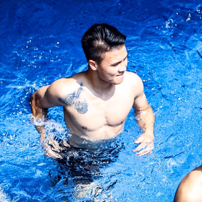 Hình xăm khá to trên vai giúp tôn lên vẻ nam tính cầu thủ Quang Hải. Đặc biệt nhiều người phát hiện vị trí hình xăm của nam cầu thủ giống hệt bạn gái tin đồn của anh là Huyền My. Cả hai cùng có hình xăm khá nổi bật bên mép vai trái.