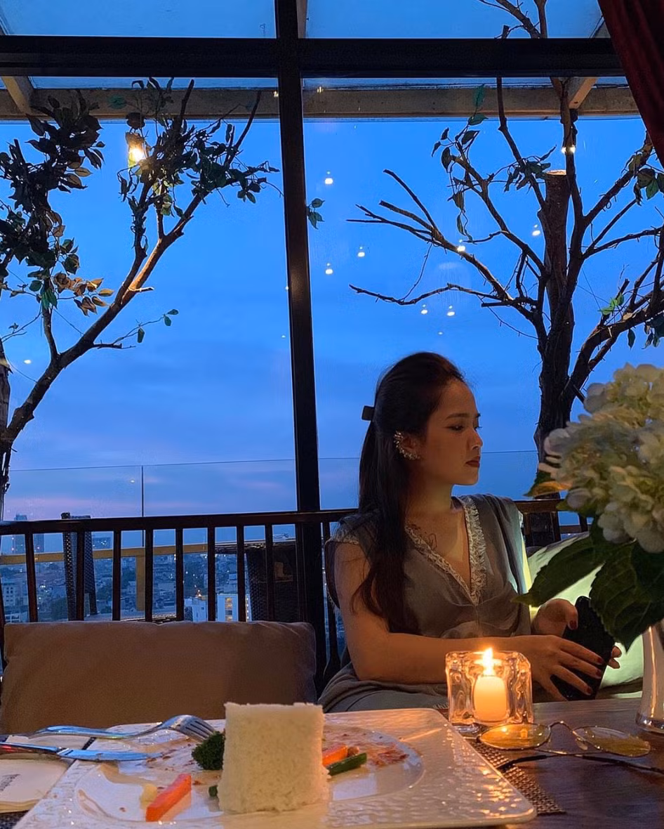 Sau khi đội tuyển U23 Việt Nam trở về từ Hàn Quốc, Quang Hải đã có kỳ nghỉ ngắn ngày tại Đà Lạt. Trùng hợp, đúng thời điểm đó, Huyền My cũng check-in tại đây cùng với bạn bè. Chính điều này khiến người hâm mộ đặt ra giả thiết liệu có phải cặp đôi đi du lịch cùng nhau?