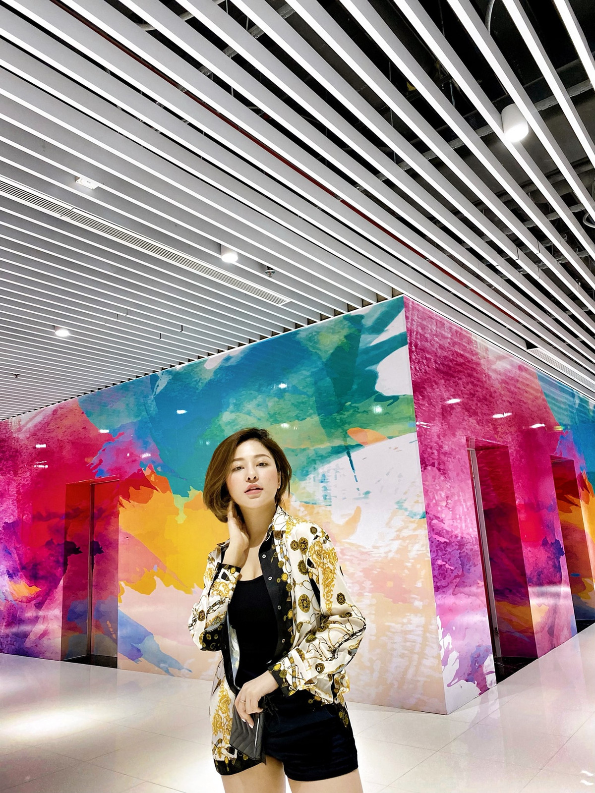 Dẫu vậy thì hot girl vẫn cực kỳ xinh đẹp. Cách đây không lâu, khuôn mặt của Trâm Anh sưng to bất thường khiến thông tin cô phẫu thuật thẩm mỹ xuất hiện. Đáp trả, cô cho hay vừa đi làm lại lông mày nên trông hơi lạ.