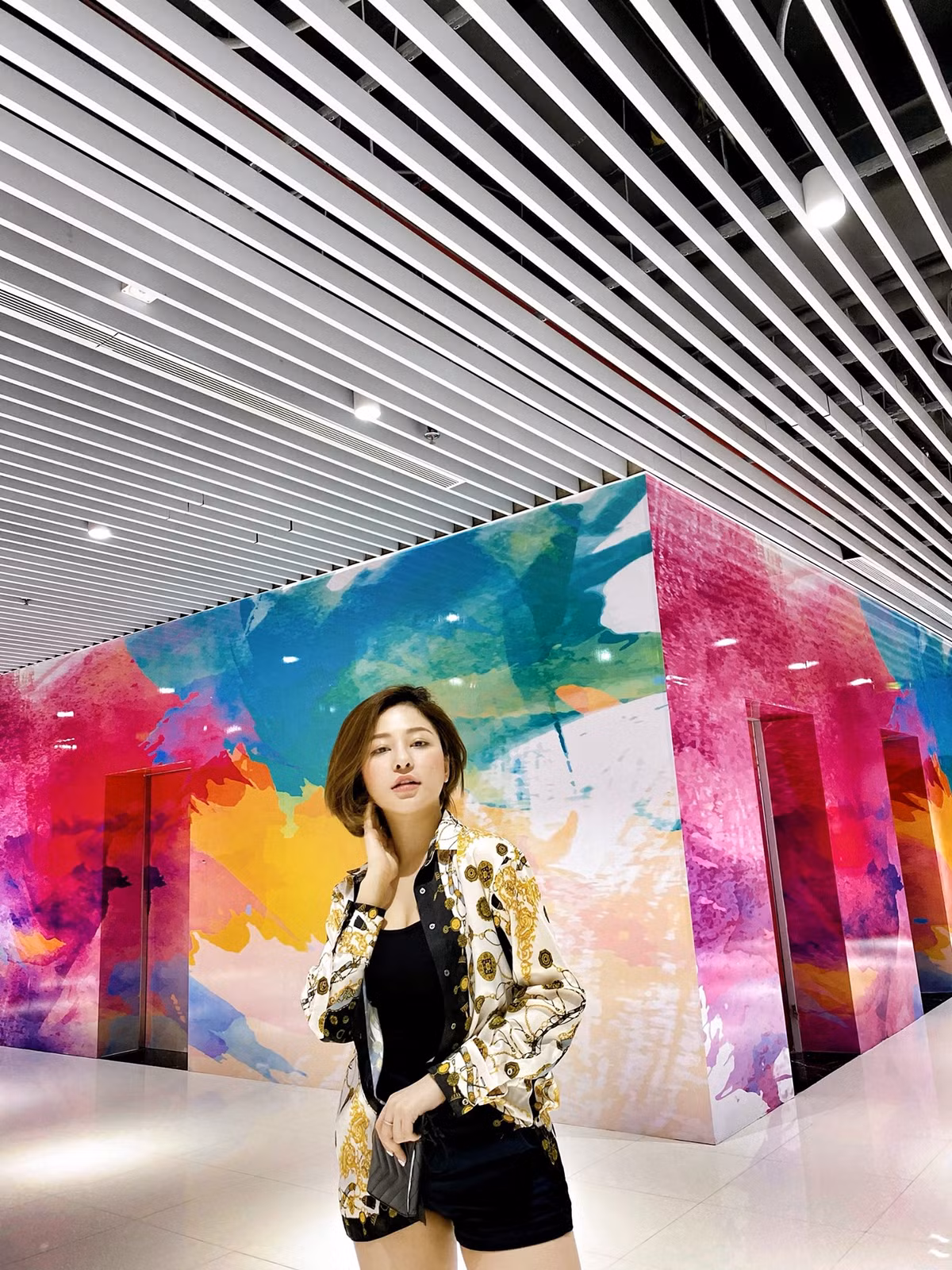 Dẫu vậy thì hot girl vẫn cực kỳ xinh đẹp. Cách đây không lâu, khuôn mặt của Trâm Anh sưng to bất thường khiến thông tin cô phẫu thuật thẩm mỹ xuất hiện. Đáp trả, cô cho hay vừa đi làm lại lông mày nên trông hơi lạ.