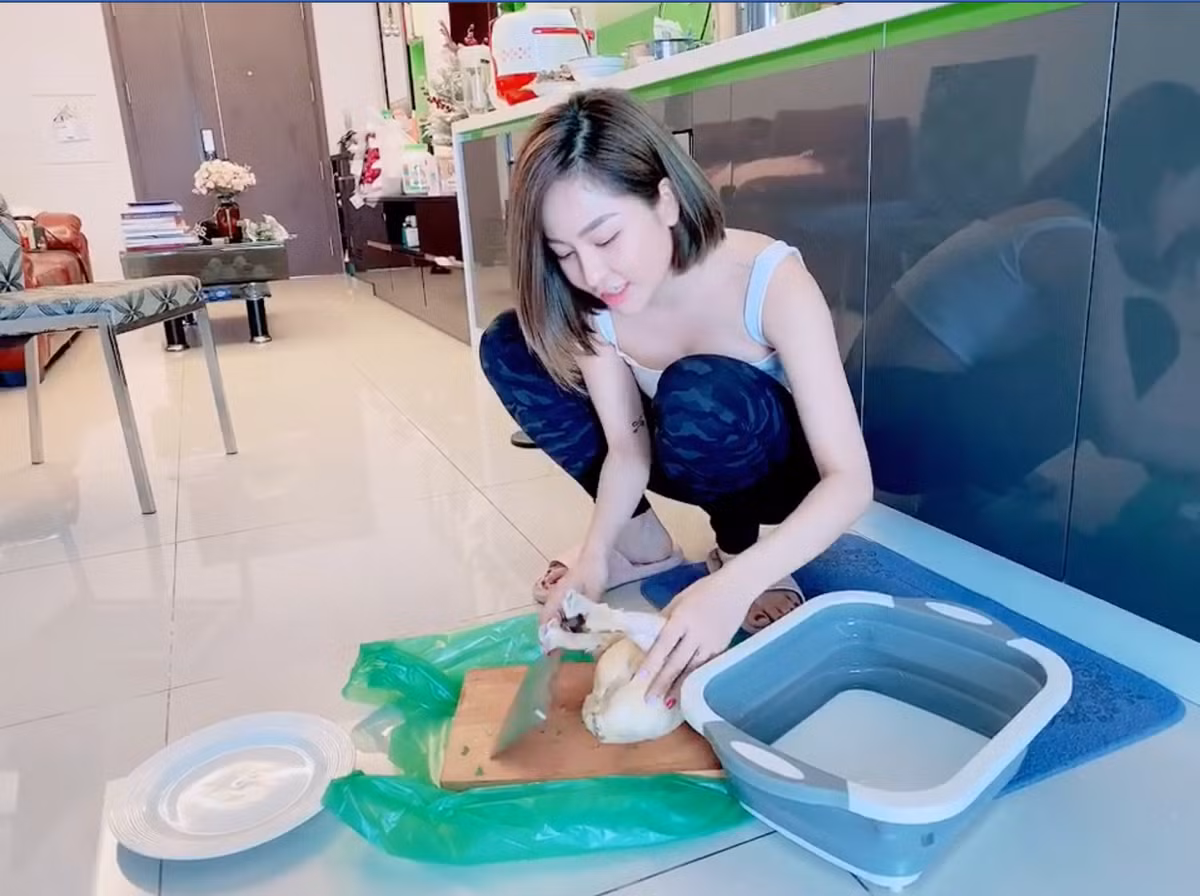 Đáng chú ý nhất trong video là đoạn hot girl Thanh Hóa trổ tài chặt gà. Cô cho biết bản thân chưa bao giờ tự làm điều này nên muốn thử xem sao. Trâm Anh cũng thẳng thắn thừa nhận do mải nói chuyện nên cô quên tắt bếp dẫn đến gà hơi nát.