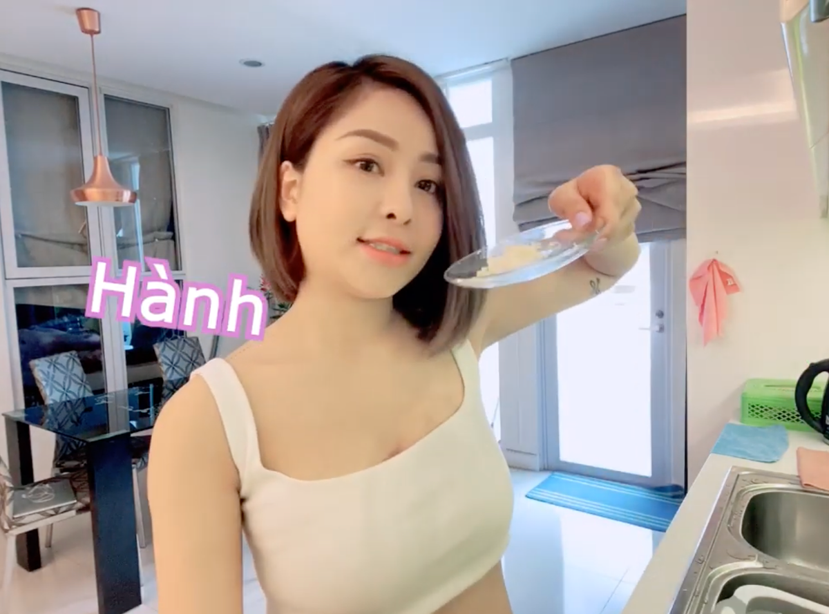 Do ảnh hưởng của dịch COVID-19, Trâm Anh cùng nhiều hot girl khác có thêm thời gian rảnh rỗi, ở nhà chăm chút cho gia đình. Quá nhàm chán, Trâm Anh đã thử sức làm vlog và được người hâm mộ ủng hộ nhiệt tình.