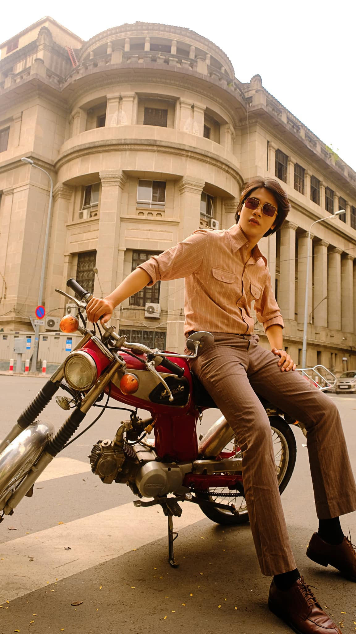 Trần Dũng (SN 1992) từng là sinh viên Y, ngành điều dưỡng đa khoa trước khi bước chân vào con đường nghệ thuật. Anh từng góp mặt trong bộ phim "Hậu duệ mặt trời" phiên bản Việt và khiến khán giả "điên đảo" vì quá đẹp trai.