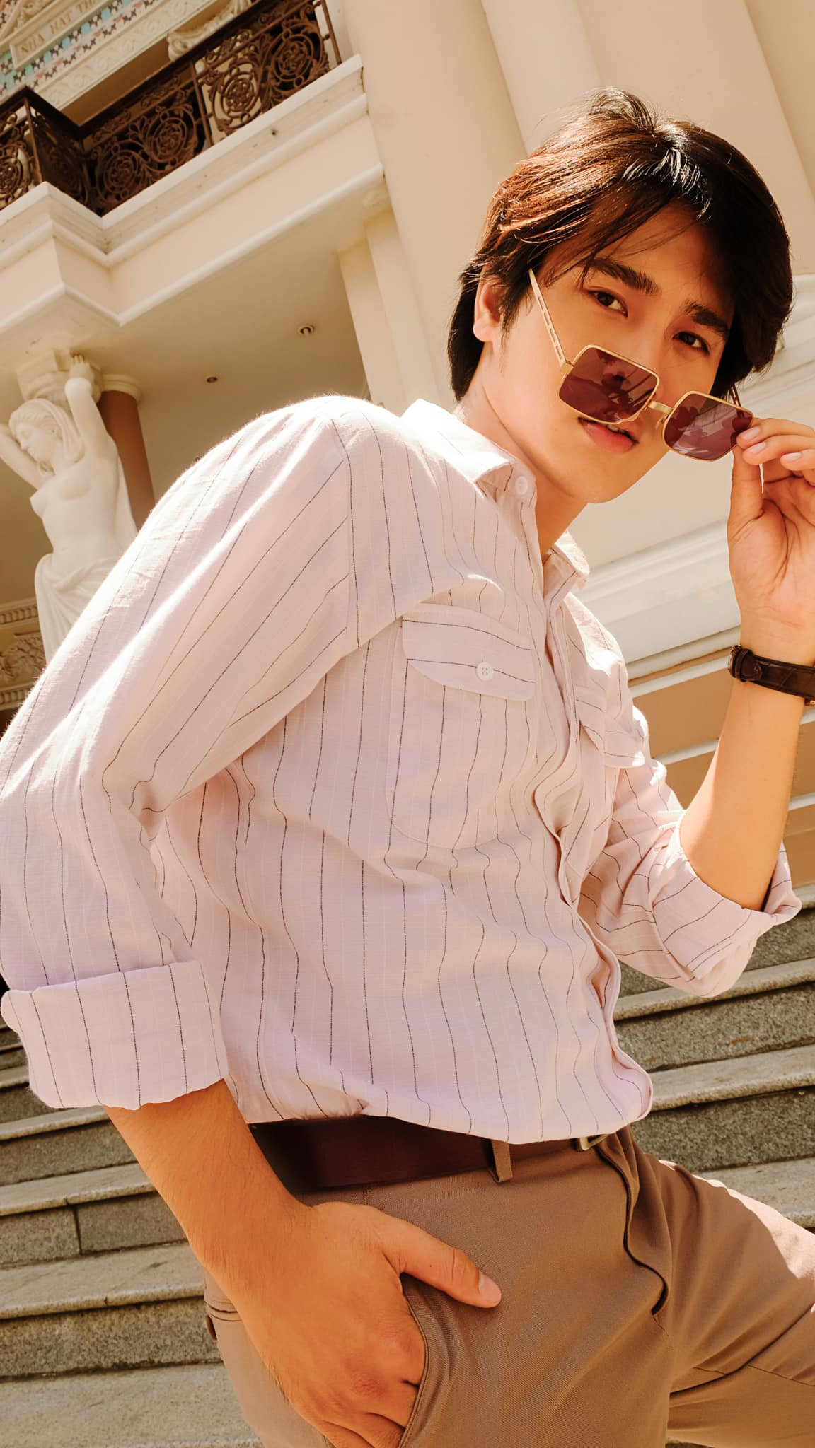 Thế nhưng Dũng cũng là một chàng trai tình cảm. Anh sẵn sàng dạy Ngạn chơi guitar điện để bắt kịp phong cách của thanh niên thành phố, từng muốn kéo Ngạn dậy sau khi đánh nhau nằm gục xuống đường và anh cũng đã xin bố cho cưới Hà Lan nhưng không được đồng ý.