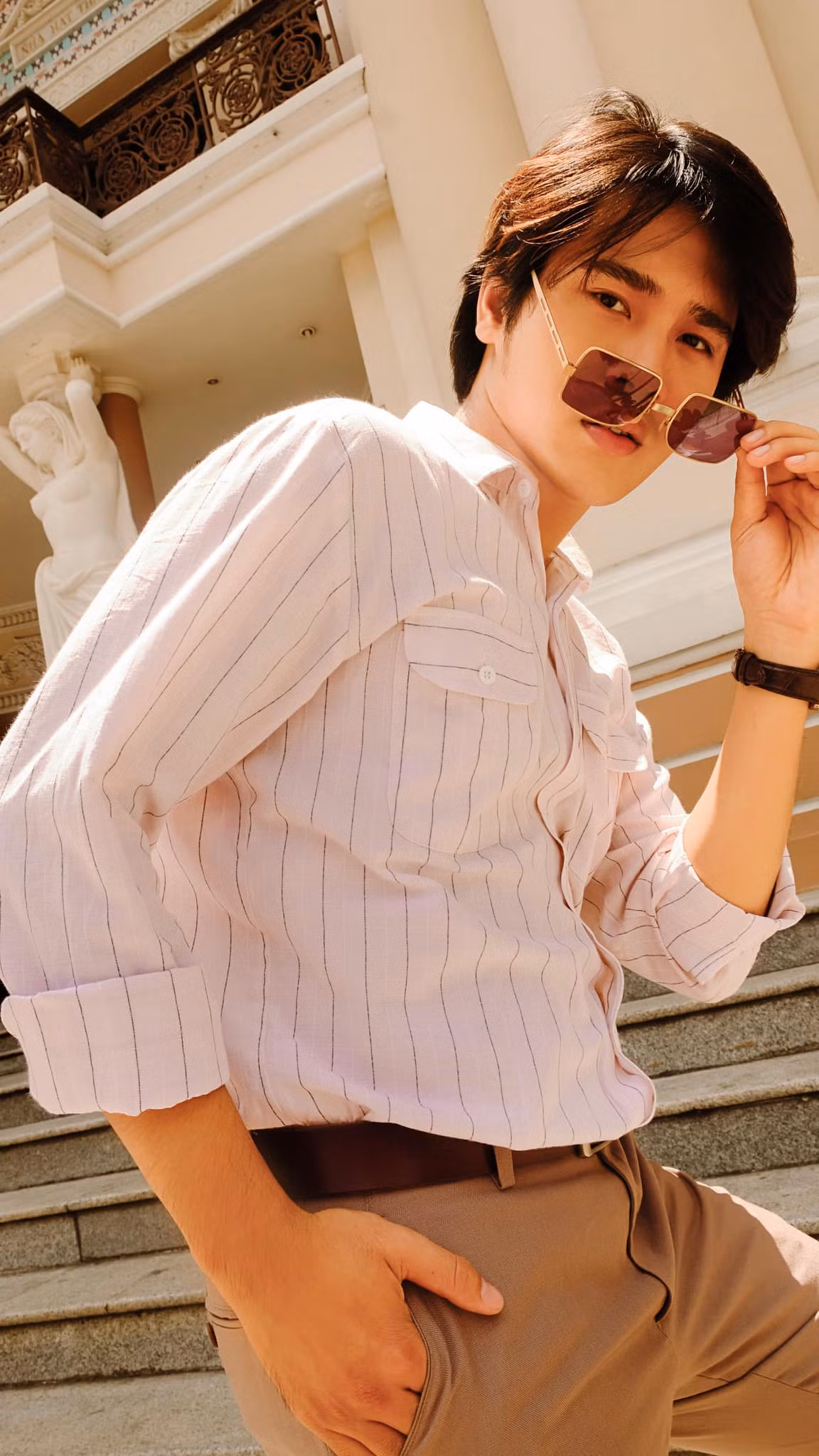 Thế nhưng Dũng cũng là một chàng trai tình cảm. Anh sẵn sàng dạy Ngạn chơi guitar điện để bắt kịp phong cách của thanh niên thành phố, từng muốn kéo Ngạn dậy sau khi đánh nhau nằm gục xuống đường và anh cũng đã xin bố cho cưới Hà Lan nhưng không được đồng ý.