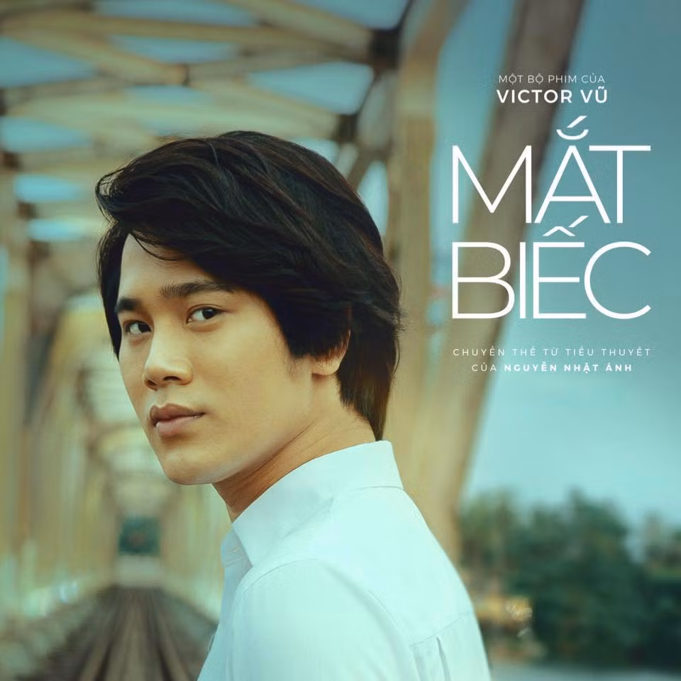 Bên cạnh Ngạn " Mắt biếc" thư sinh, hiền lành nhưng có phần uỷ mị thì Dũng lại là nhân vật đúng chuẩn mẫu người người lý tưởng của hội chị em khi hội tụ đầy đủ yếu tố: đẹp trai - nhà mặt phố - biết cách chơi.