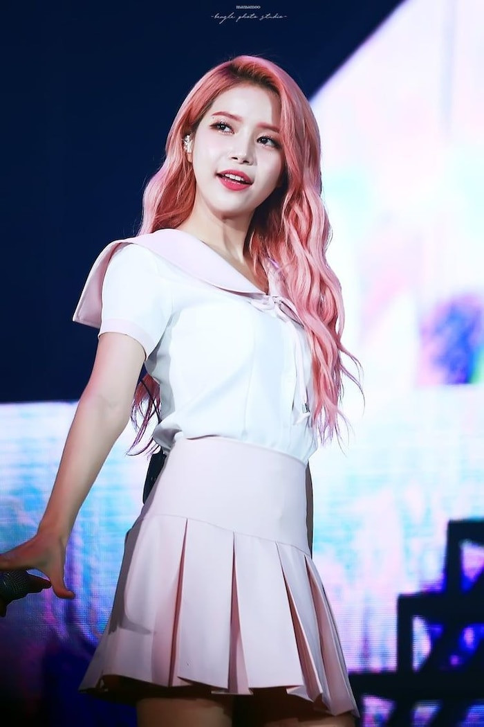 Đảm nhiệm vai trò trưởng nhóm và hát chính trong Mamamoo, Solar không chỉ gây ấn tượng với giọng hát và tài năng âm nhạc của mình mà còn bởi nhan sắc xinh đẹp cùng vóc dáng chuẩn từng centimet.