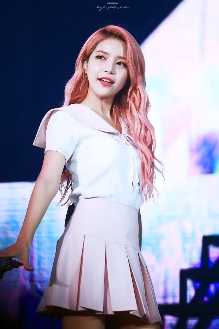Đảm nhiệm vai trò trưởng nhóm và hát chính trong Mamamoo, Solar không chỉ gây ấn tượng với giọng hát và tài năng âm nhạc của mình mà còn bởi nhan sắc xinh đẹp cùng vóc dáng chuẩn từng centimet.