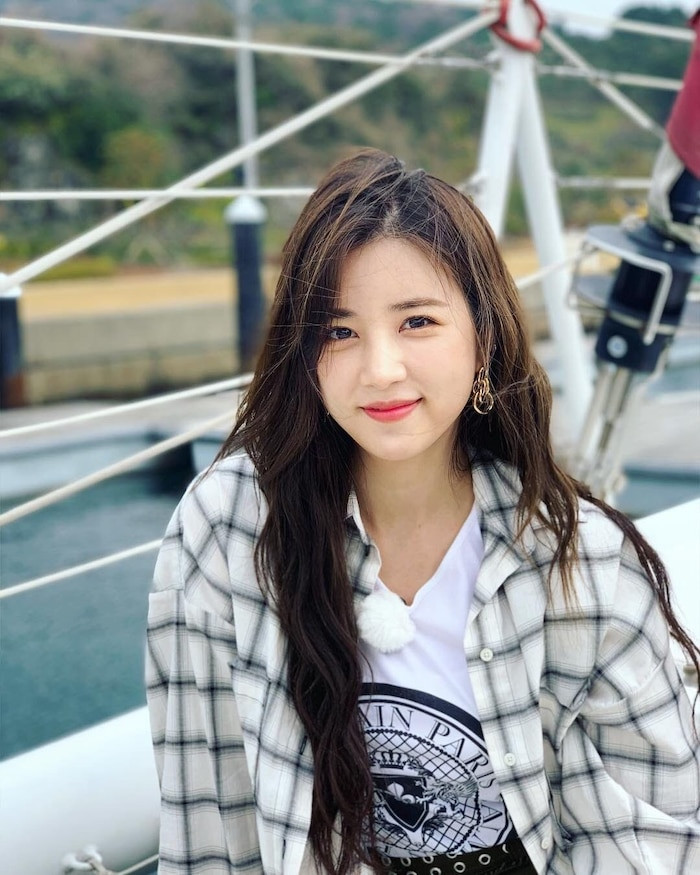 Với nhan sắc xinh đẹp nổi bật và làn da trắng mịn như em bé, nữ idol khiến không ít người bất ngờ với tuổi thật của mình.