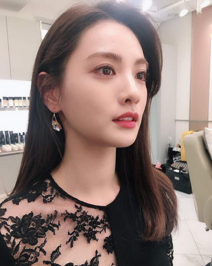 Nana cũng được xếp vào danh sách những nữ idol sở hữu vẻ ngoài trẻ trung như thiếu nữ dù đã bước sang tuổi 30.