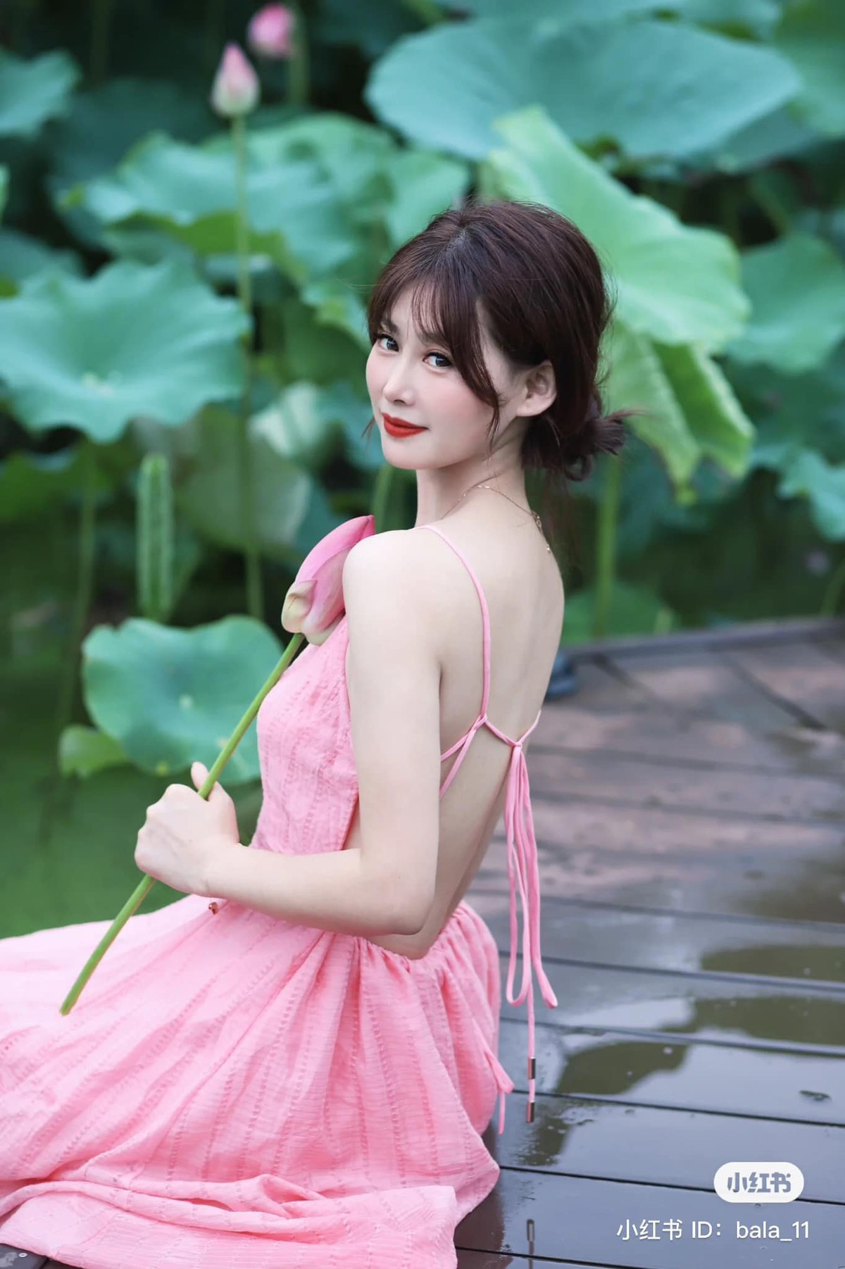 Nhiều người đã phải để lại bình luận: "Trời ơi nhìn đã thấy ngứa rồi", "nỗi khổ của những người thơm thịt, ai mà thấu". Có người lại khen người mẫu rất chuyên nghiệp, cố nhịn những cảm giác khó chịu để hoàn thành được bộ ảnh mỹ mãn.