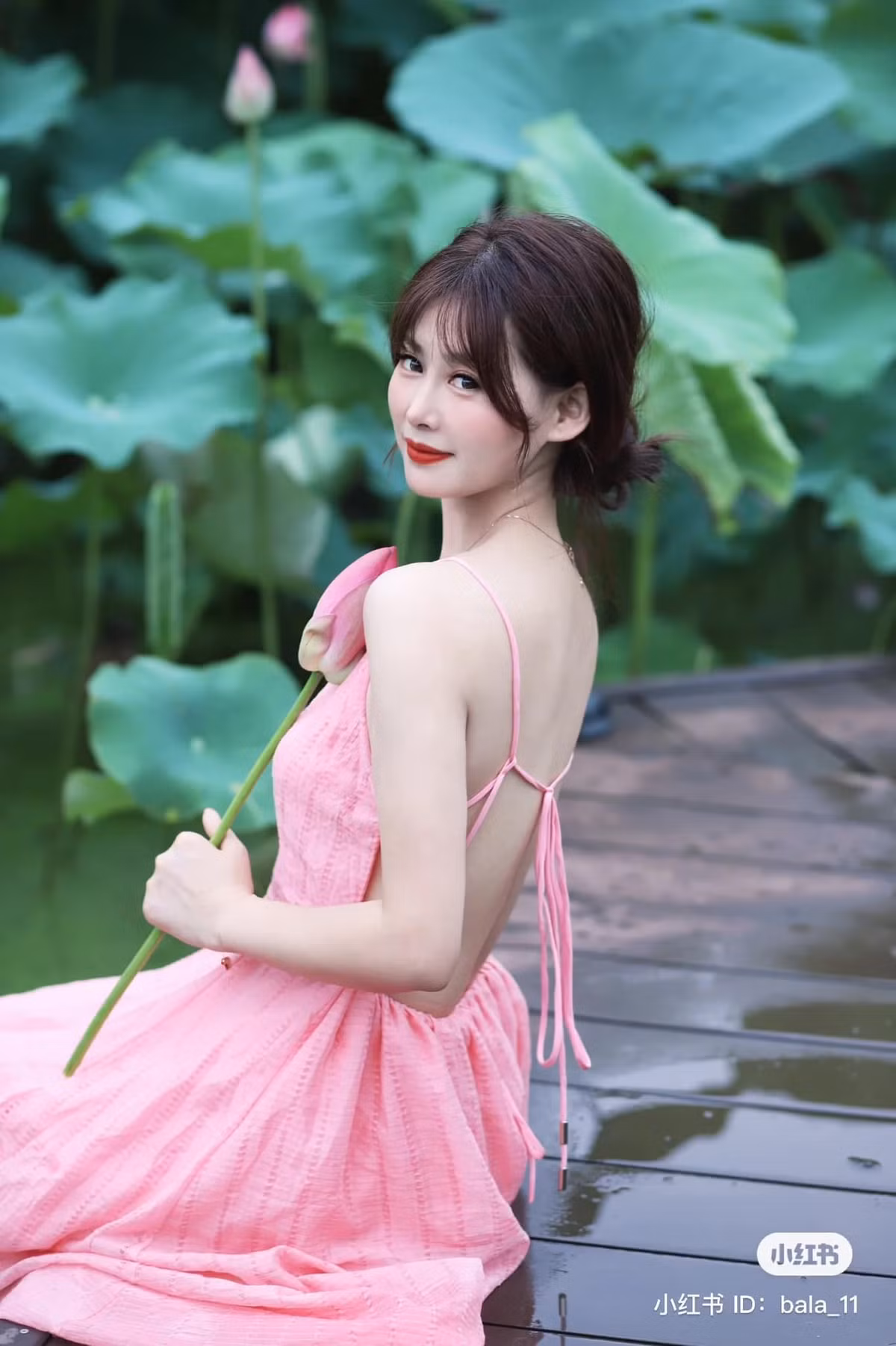 Nhiều người đã phải để lại bình luận: "Trời ơi nhìn đã thấy ngứa rồi", "nỗi khổ của những người thơm thịt, ai mà thấu". Có người lại khen người mẫu rất chuyên nghiệp, cố nhịn những cảm giác khó chịu để hoàn thành được bộ ảnh mỹ mãn.