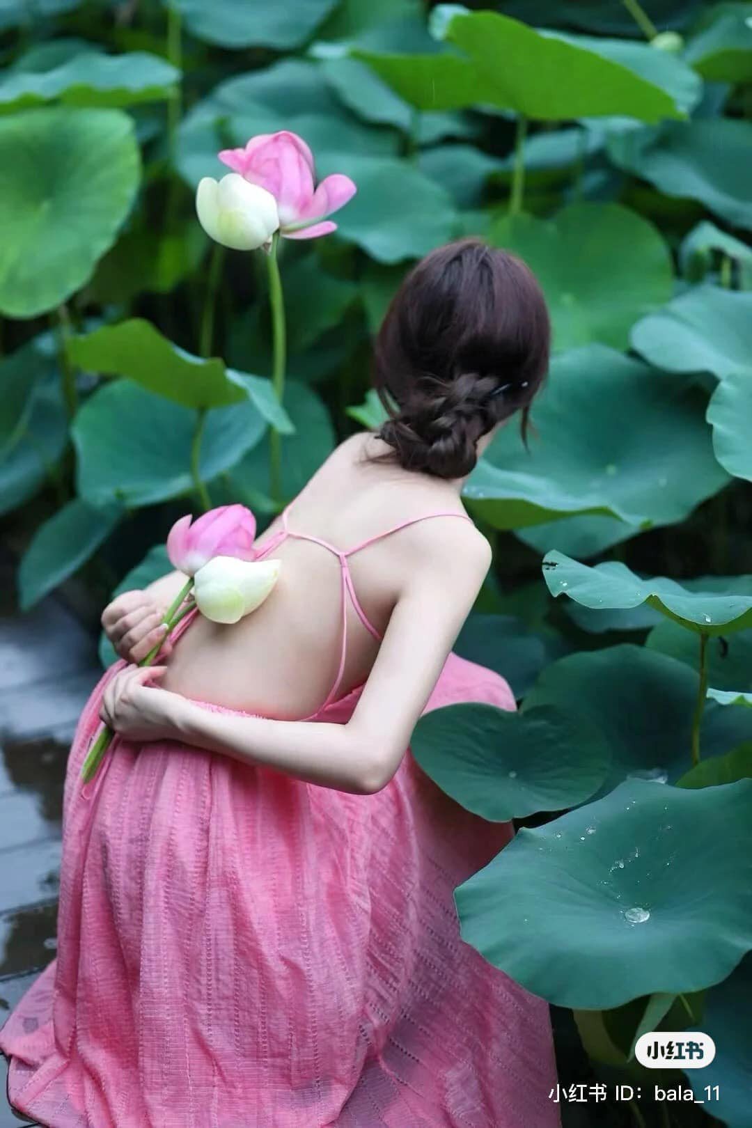 Một tài khoản trên MXH Trung Quốc đã đăng tải lên loạt cách hướng dẫn cách tạo dáng sao cho có những bức ảnh sen đẹp nhất. Trong ảnh, người mẫu sở hữu thân hình mảnh mai, nhẹ nhàng, cách tạo dáng tao nhã, uyển chuyền.