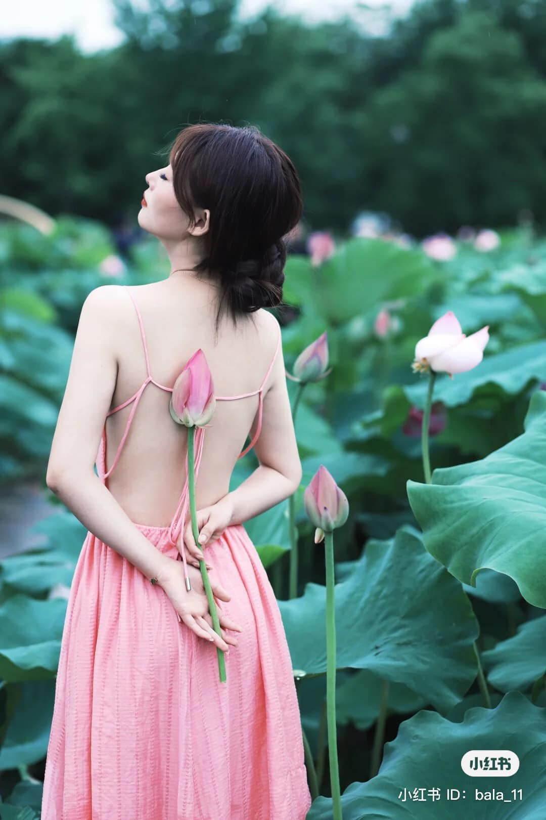 Khác hẳn với những tấm ảnh đã hậu kì với làn da mịn màng.