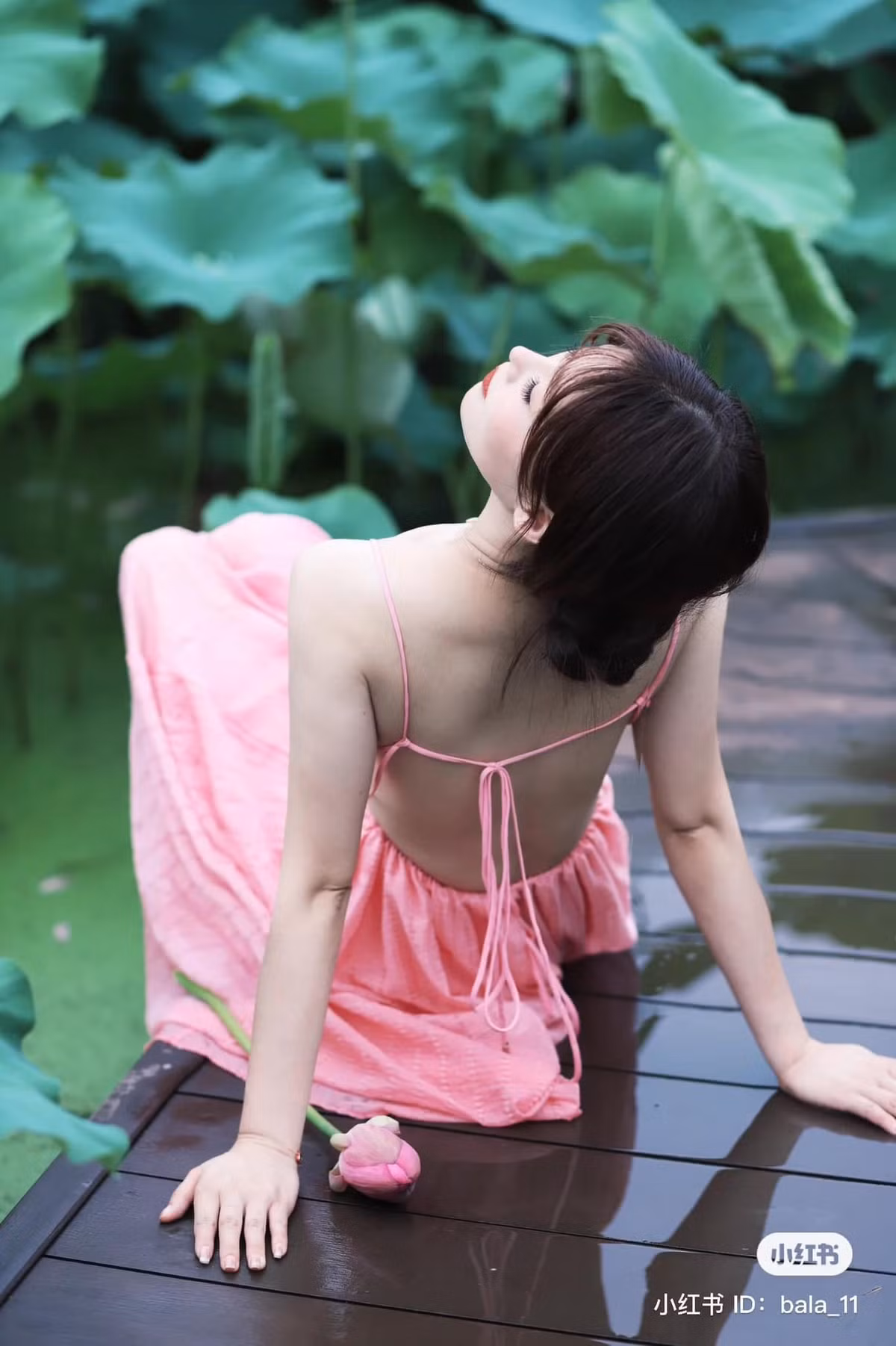 Cùng với chiếc váy màu hồng tựa như những cánh sen, bộ ảnh này khiến nhiều người không khỏi xuýt xoa.