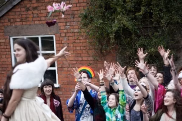  Tự lấy chính mình: Một cô gái người Anh có tên là Grace Gelder đã tổ chức một lễ cưới để tự kết hôn với chính mình. Cô cầu hôn với một chiếc ghế và mới 50 khách đến tham dự lễ cưới của mình.