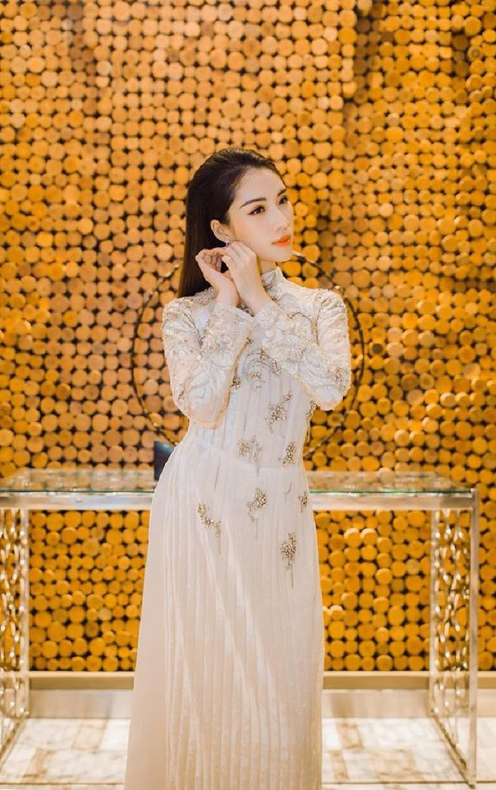 Cô gái sinh năm 1996 có cái tên khá ấn tượng Đặng Dương Thanh Thanh Huyền cũng là một trong những MC 9X của VTV rất được lòng khán giả. Thanh Huyền từng đỗ thủ khoa ngành Kinh doanh thương mại tại đại học Nha Trang.