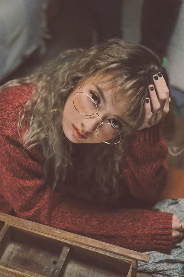 Có thể nói, sự lột xác ngoạn mục về diện mạo này của cô nàng đã mang lại ấn tượng mạnh mẽ trong lòng khán giả. Có thể trong tương lai, bên cạnh vẻ đẹp bề ngoài Xuân Nghi lại khiến người hâm mộ bất ngờ một lần nữa với những thành công vang dội trong sự nghiệp âm nhạc.