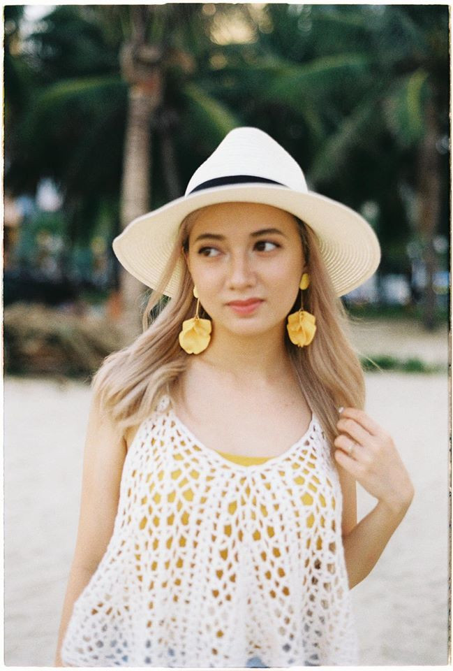 Gương mặt có nhiều nét tây được kết hợp với lối trang điểm sắc sảo của Xuân Nghi khiến khán giả bất ngờ về màn lột xác ngoạn mục. Không chỉ sở hữu vẻ đẹp nổi bật đầy thu hút, cô nàng còn thể hiện lối sống phóng khoáng qua cách ăn mặc quyến rũ và màu tóc vàng sáng nổi bật.