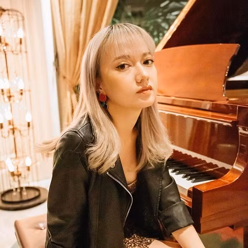 Vốn sở hữu đôi mắt to tròn ngay từ khi còn nhỏ nhưng khi được kết hợp với lối trang điểm sắc sảo và phong cách ăn mặc đầy cá tính, Xuân Nghi khiến khán giả cứ ngỡ đây là nàng thơ lai Tây.