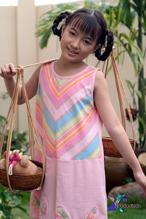 Xuân Nghi sinh ra trong một gia đình có bố là nhạc sĩ Duy Thoán và mẹ là ca sĩ Minh Ngọc. Cũng vì thế, cô được nuôi dưỡng niềm đam mê âm nhạc ngay từ khi còn nhỏ. Năm lên 3 tuổi, bố mẹ đã bất ngờ khi thấy Xuân Nghi thuộc lòng từng nốt luyến láy của ca khúc nhạc phim Lus Carito do Mexico sản xuất.