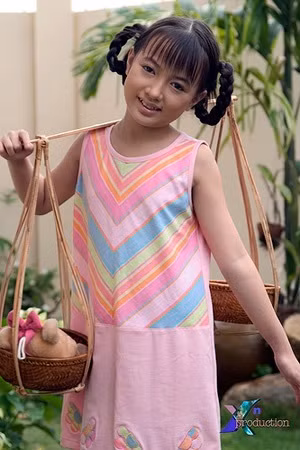 Xuân Nghi sinh ra trong một gia đình có bố là nhạc sĩ Duy Thoán và mẹ là ca sĩ Minh Ngọc. Cũng vì thế, cô được nuôi dưỡng niềm đam mê âm nhạc ngay từ khi còn nhỏ. Năm lên 3 tuổi, bố mẹ đã bất ngờ khi thấy Xuân Nghi thuộc lòng từng nốt luyến láy của ca khúc nhạc phim Lus Carito do Mexico sản xuất.