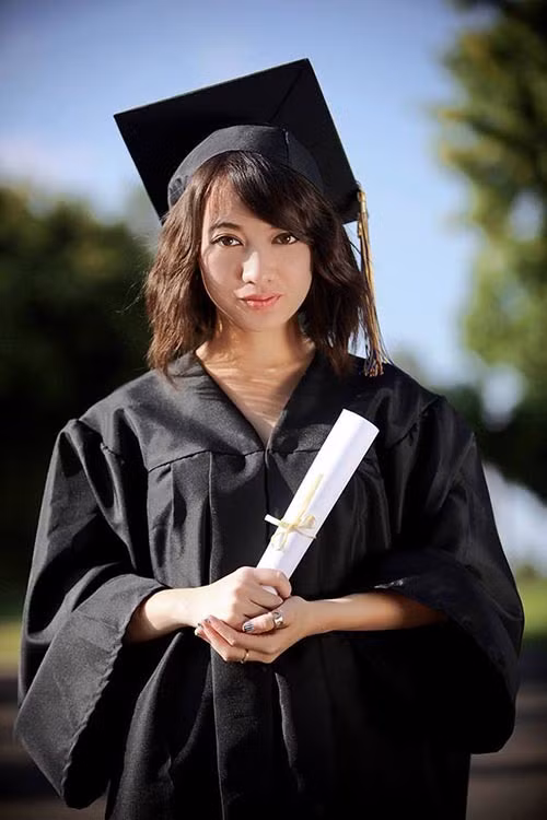 Sở hữu giọng hát trong trẻo cùng gương mặt bầu bĩnh và đôi mắt to tròn, Xuân Nghi nhanh chóng được nhiều khán giả yêu mến. Đến năm 16 tuổi, cô đã có cho mình 5 album lần lượt mang tên Xuân Nghi - Tiếng hát thiên thần nhỏ (2005), Những câu chuyện trong ngôi nhà mẫu giáo (2006), Xuân Nghi và những người bạn (2007), Cả nhà cùng xem (2008), Nghi 16 (2010).