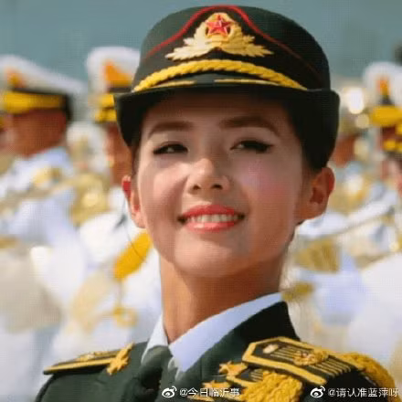 Xinh đẹp, duyên dáng cùng nụ cười thiên thần, Gao Yuan được mọi người gọi là "Nhạc trưởng của những nụ cười"