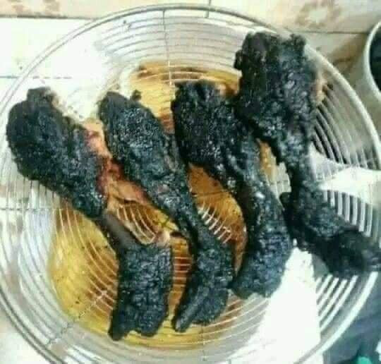 Đây...chắc là chân gà nướng nhỉ?