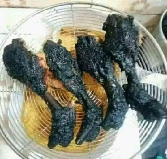 Đây...chắc là chân gà nướng nhỉ?