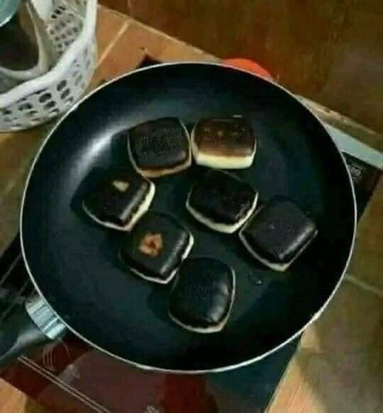 Các loại phiên bản món ăn “bóng đêm” cũng thường xuyên được cập nhật trên mạng xã hội thể hiện trình độ nấu ăn của chị em "thượng thừa" như thế nào.