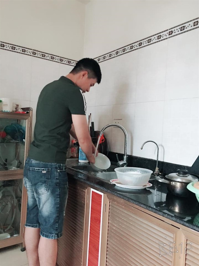 Thậm chí có nhiều chị vợ đùa vui cho rằng, chồng chính là chiếc máy rửa bát đa năng, rẻ tiền và dễ vận hành nhất.