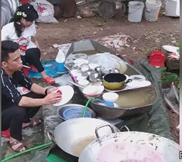 Rất nhanh sau đó, khi đã tiếp khách xong, chú rể cũng không ngần ngại phụ vợ rửa bát. Được biết, chú rể đã uống khá nhiều rượu, hoàn toàn có thể vào phòng nghỉ ngơi nhưng anh lại lựa chọn giúp vợ mới cưới dọn dẹp. Chẳng thế mà trong suốt clip. nụ cười cô dâu luôn thường trực trên môi.