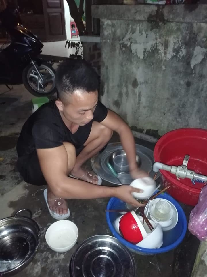 Dọn dẹp để vợ có thời gian đi buôn chuyện, làm đẹp nữa.