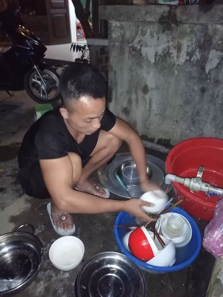 Dọn dẹp để vợ có thời gian đi buôn chuyện, làm đẹp nữa.