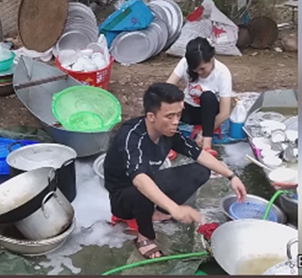 Mới đây, cộng đồng mạng lan truyền một clip ghi lại hình ảnh chồng rửa bát giúp vợ. Được biết, hôm đó là ngày trọng đại của cặp đôi, sau khi kết thúc phần lễ, cô dâu nhanh chóng thay quần áo để ra dọn rửa "bãi chiến trường" khổng lồ ai nhìn cũng phát sợ.