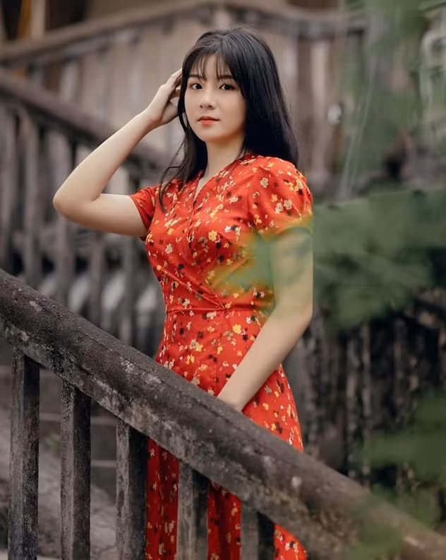 Bất ngờ được mọi người chú ý, Linh Chi cảm thấy vô cùng thích thú và khiêm tốn cho rằng bản thân chưa có gì nổi bật. Những lời cổ vũ của mọi người sẽ trở thành động lực để hot girl cố gắng hơn nữa trong tương lai.