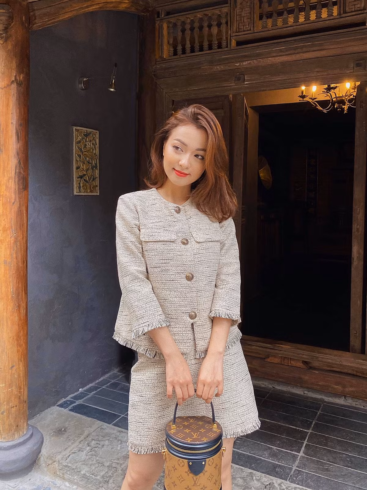 Sau khi tốt nghiệp ĐH Y dược Thái Nguyên, Hồ Liên không theo ngành học mà tiếp tục phát triển sự nghiệp mẫu ảnh. Cô nàng còn thử sử trong lĩnh vực làm make-up artist.