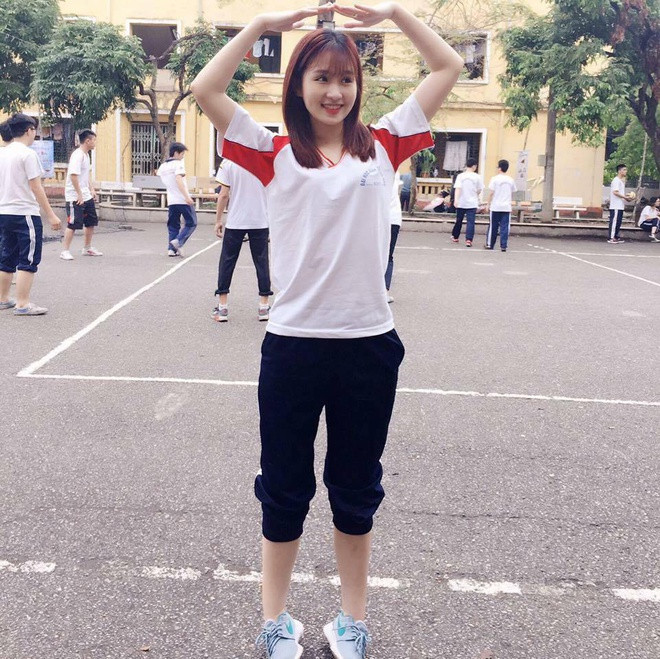 Lê Nhật Thảo (23 tuổi, cựu sinh viên ĐH Kinh tế Quốc dân) nổi tiếng trên mạng xã hội nhờ bức ảnh mặc đồng phục thể dục của trường đại học. Cô nàng được nhận xét là xinh xắn, đáng yêu và có ngoại hình trẻ trung so với tuổi thật.