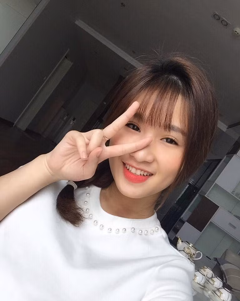 Mặc dù có ngoại hình thu hút nhưng hot girl Thái Nguyên cho biết không có ý định làm nghệ thuật hay mẫu ảnh. Cô muốn làm công việc trong lĩnh vực ngân hàng theo đúng ngành học.