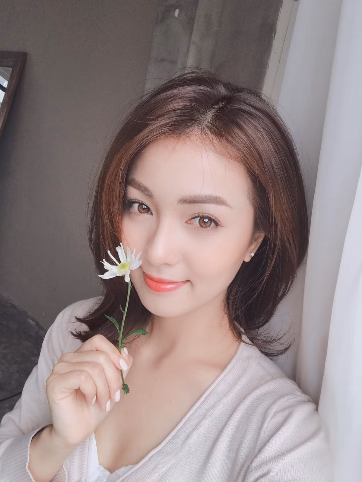 Hồ Liên (24 tuổi) là mẫu ảnh quê Thái Nguyên nổi đình đám trên mạng xã hội đã lâu. Cô nàng từng đoạt danh hiệu hoa khôi của cuộc thi Gương mặt nữ sinh viên Y dược 2018 sau đó là trở thành hoa khôi của cuộc thi Trí tuệ Hà Nội 2019.