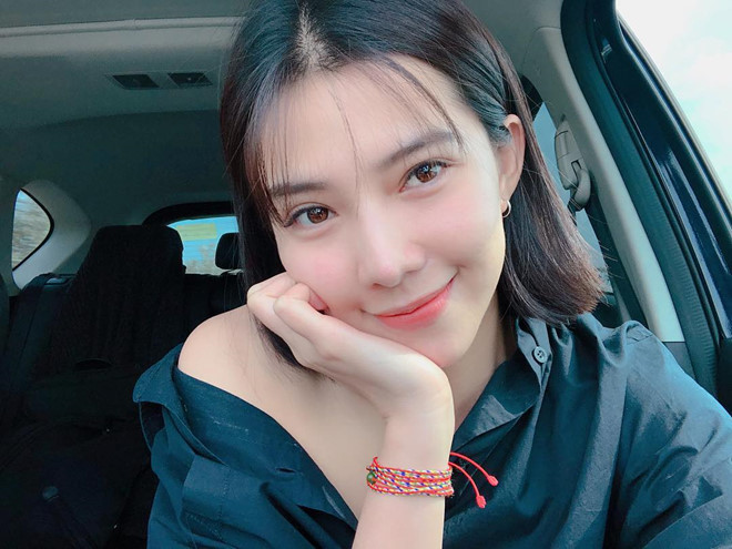 Cô nàng cũng là một trong những người nổi tiếng bị ghét nhất trên mạng xã hội vì phát ngôn gây sốc, thường xuyên "sống ảo",....