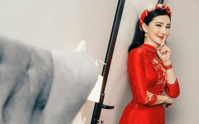 Nhiều người cho rằng, diễn viên Lưu Đê Ly có tiếng, lại thường xuyên lên mạng xã hội khoe khoang cuộc sống giàu sang, thế nhưng tấm thiệp mời trông lại quá "phèn". Facebooker A.A bình luận: "Mang tiếng người của công chúng mà in thiệp trông chán. Chữ viết tay thì xấu".